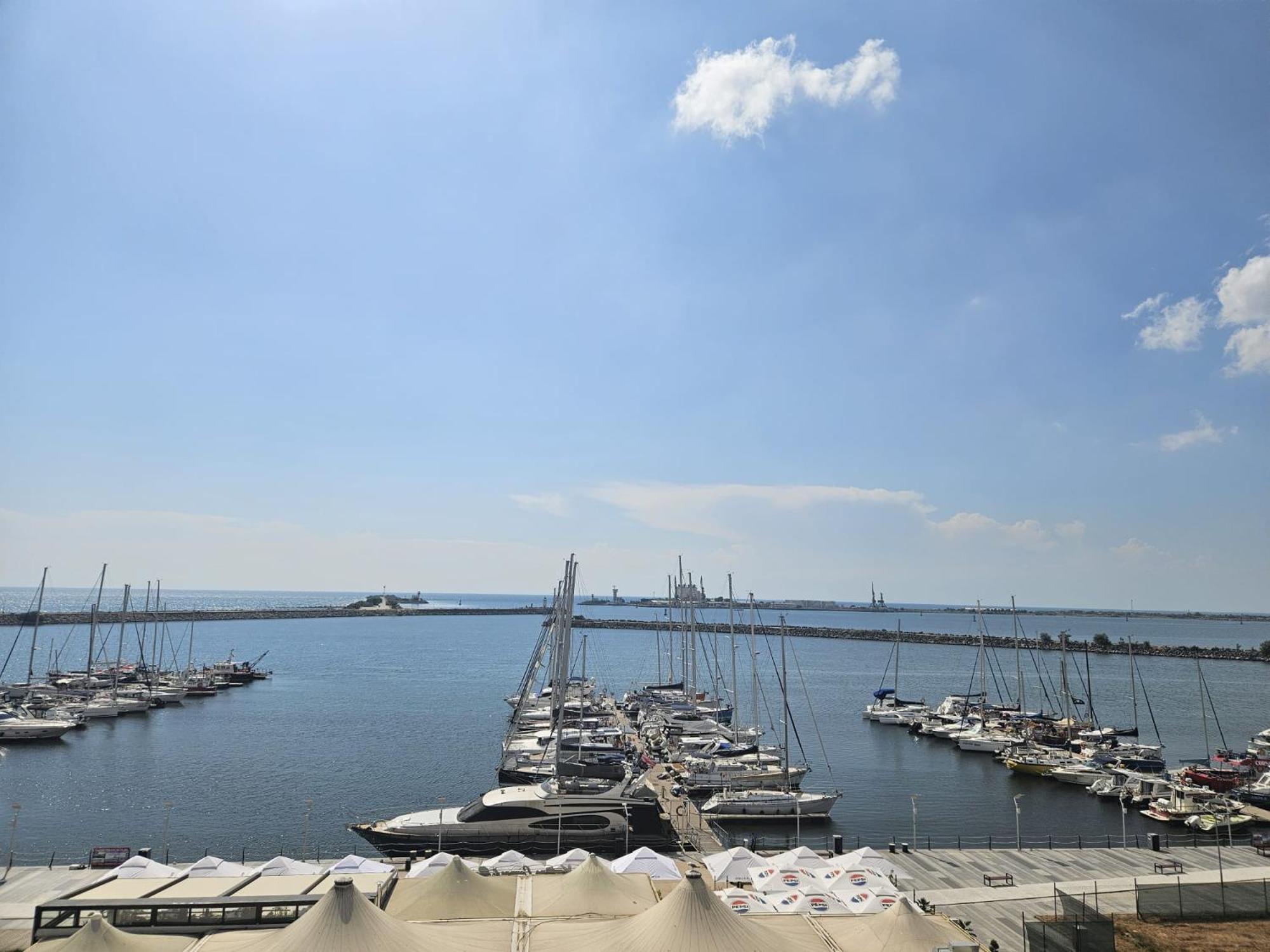 Blue Marina Sea View Lägenhet Mangalia Exteriör bild