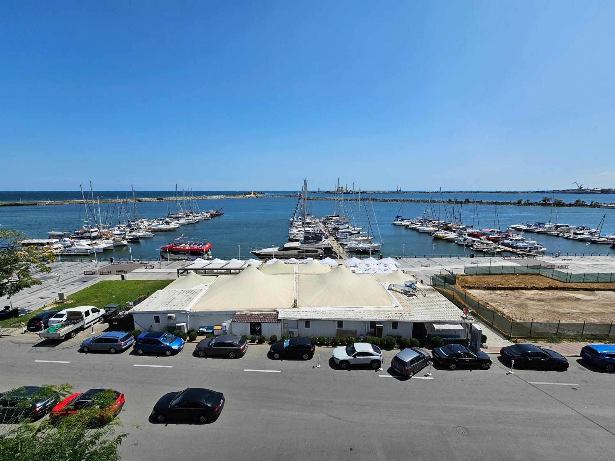 Blue Marina Sea View Lägenhet Mangalia Exteriör bild
